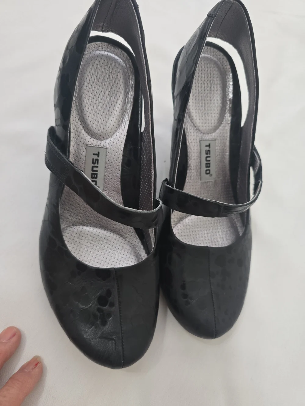 Tsubo Black Textured Mary Jane Heels with Cross Strap‎ 7.5
